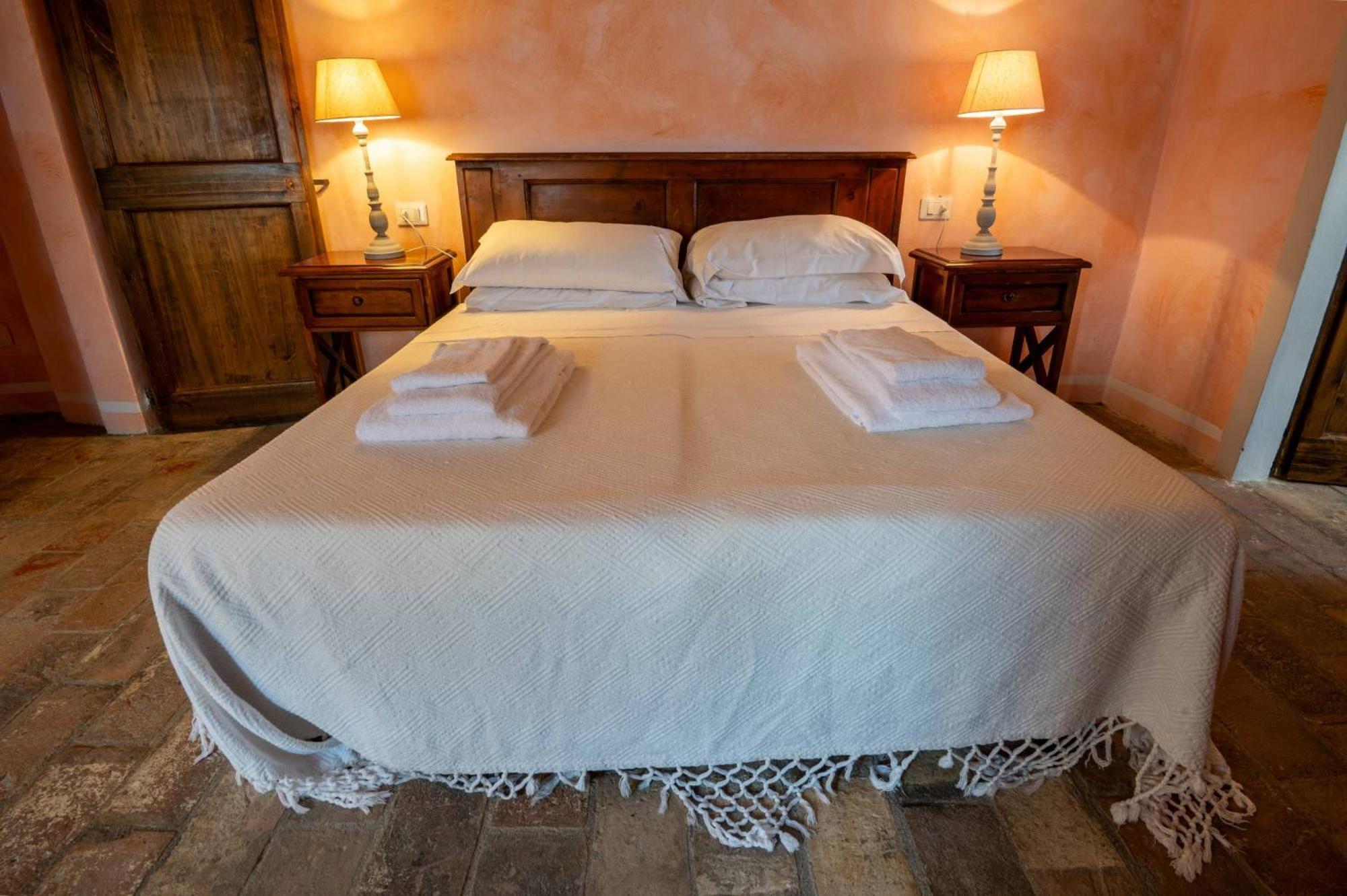 Castello Valenzino Bed and Breakfast Antognola Eksteriør billede