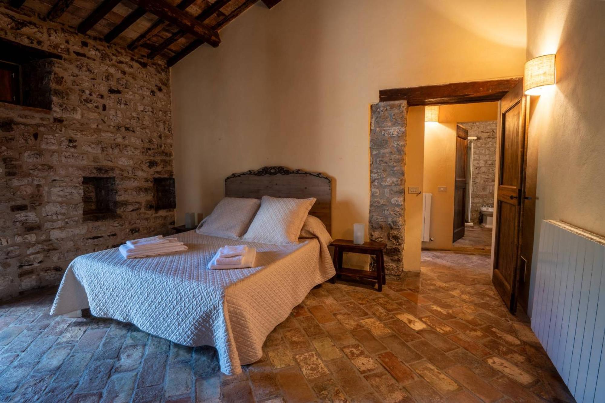 Castello Valenzino Bed and Breakfast Antognola Eksteriør billede