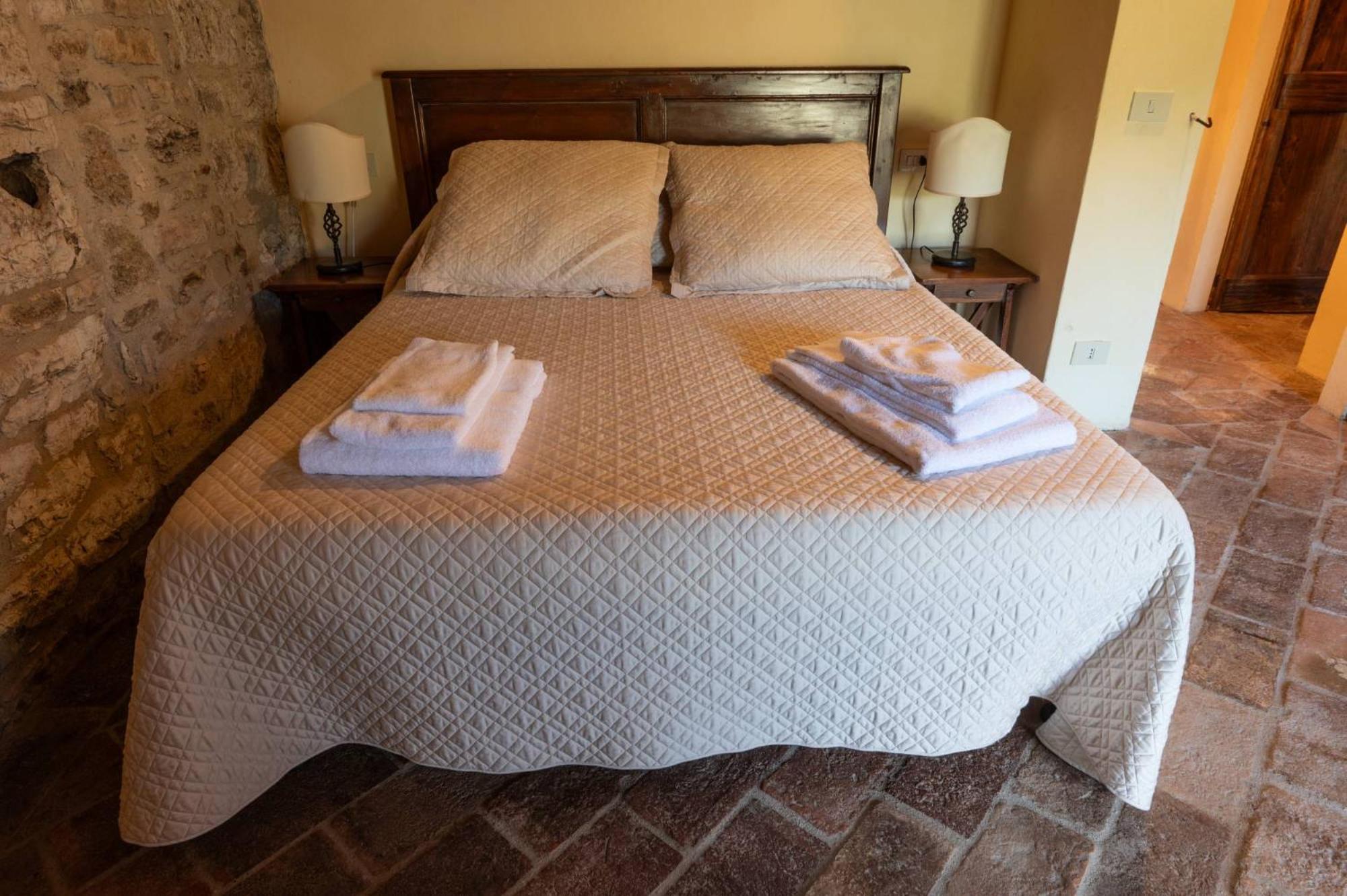 Castello Valenzino Bed and Breakfast Antognola Eksteriør billede