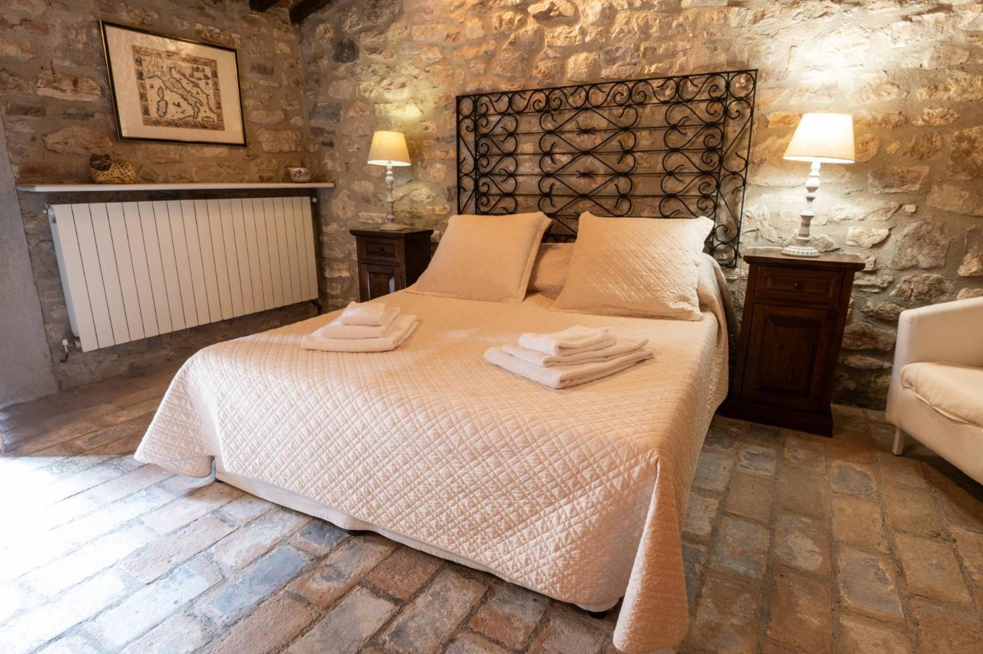 Castello Valenzino Bed and Breakfast Antognola Eksteriør billede