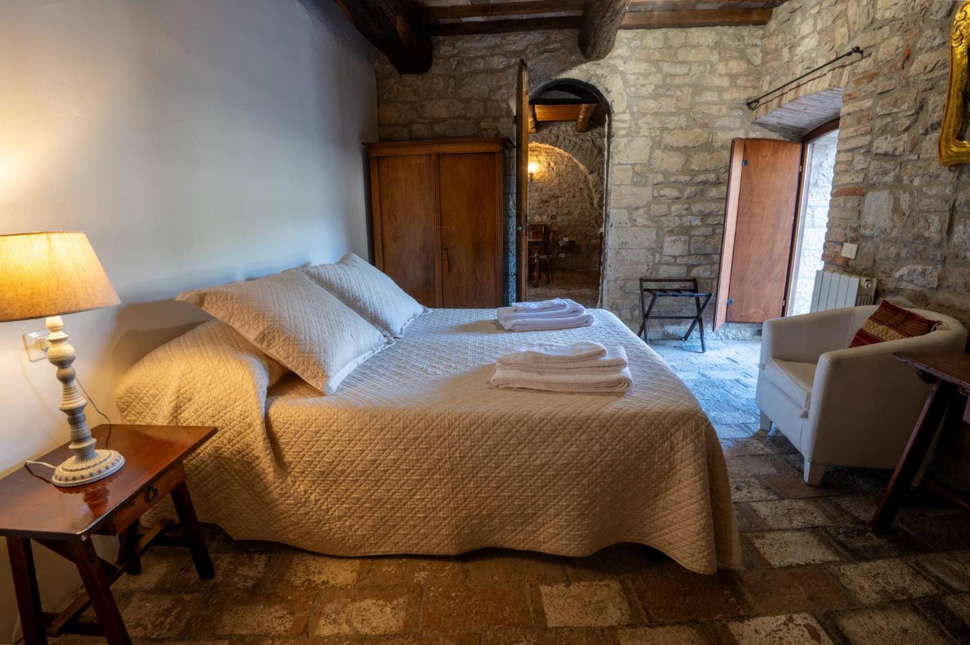 Castello Valenzino Bed and Breakfast Antognola Eksteriør billede