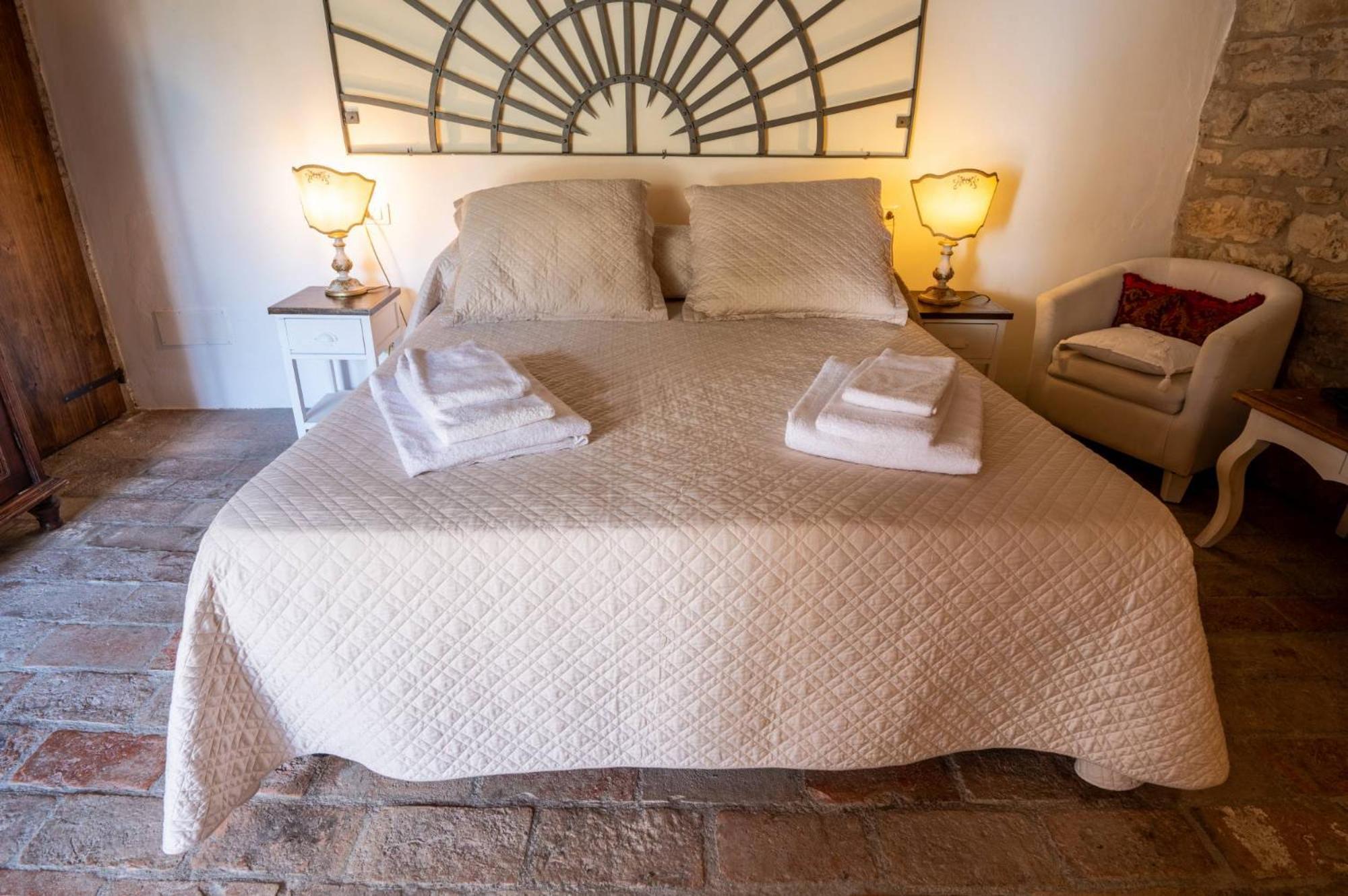 Castello Valenzino Bed and Breakfast Antognola Eksteriør billede
